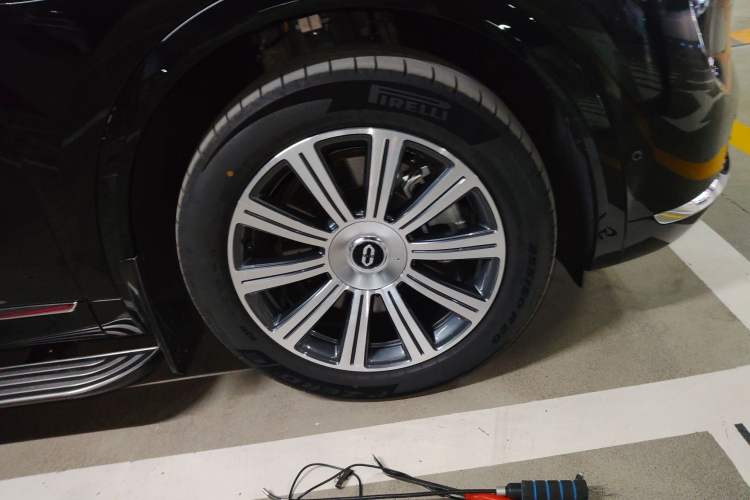 Used Hima AITO M8 2025 Extended-Range Max Version 37 kWh 6-Seater
