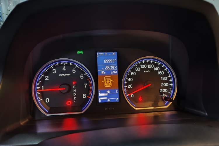 Used Honda CR-V 2010 2.4L automatic four-wheel drive luxury version Odometer Close Up