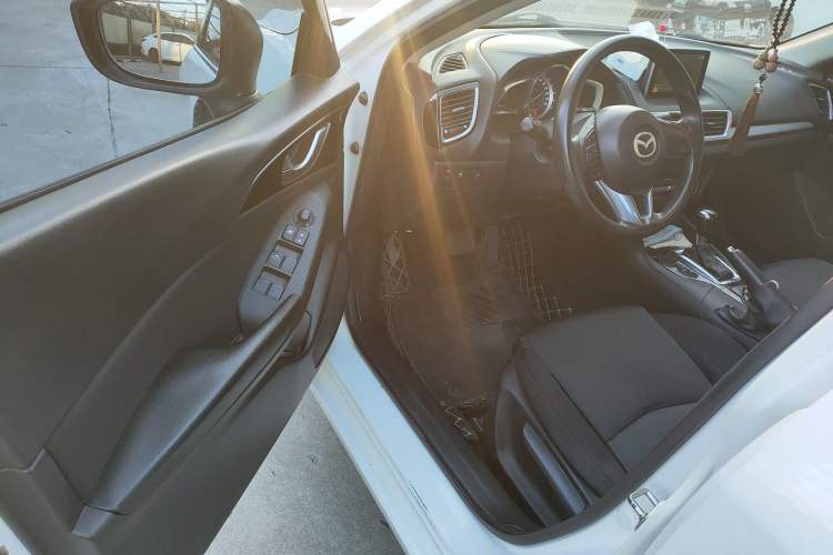 Used Mazda 3 Axela 2014 Sedan 1.5L Automatic Luxury Model