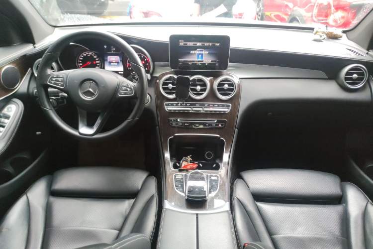 Used Mercedes-Benz GLC 2018 GLC 260 4MATIC Luxury Model Center Console
