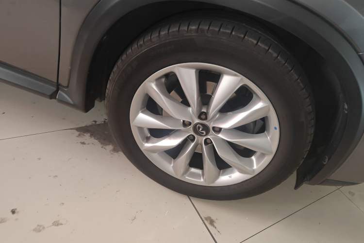 Used Infiniti QX50 2018 2.0T Four-Wheel Drive Elite Edition Right Front Wheel Hub