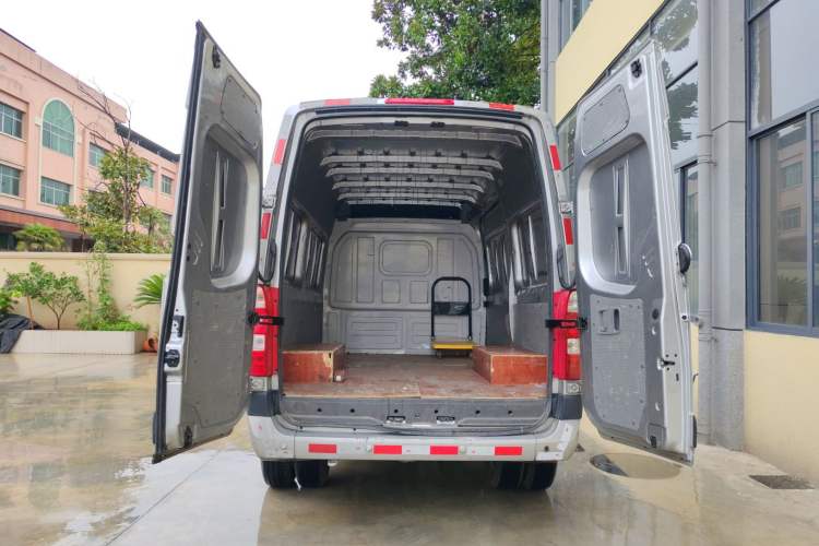 Used Foton Toano 2023 2.8T Manual Jixiang Van Long Wheelbase Mid-Roof Design with Rear Dual Tires 3-Seater
