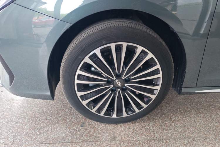 Used Chery Fengyun A8L 2025 1.5 TGDI 145 km Luxury Version Left Front Wheel Hub