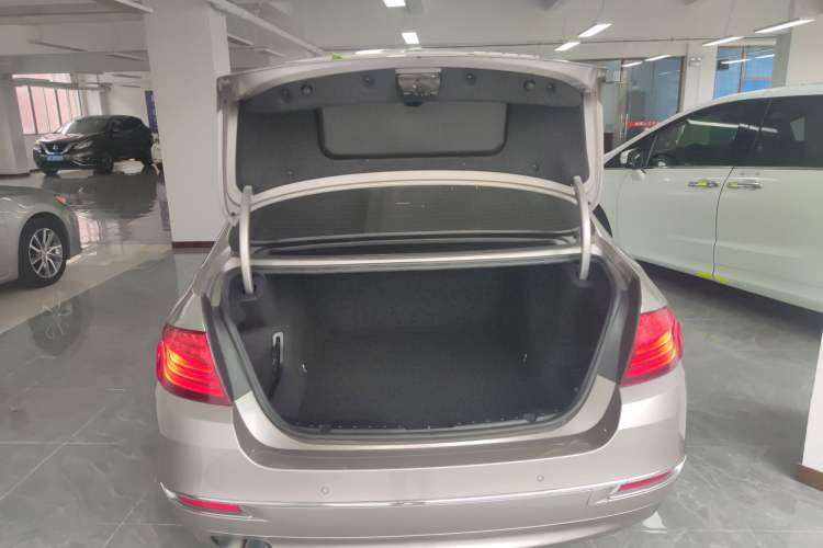 Used BMW 5 Series 2014 525Li Luxury Design Package Trunk