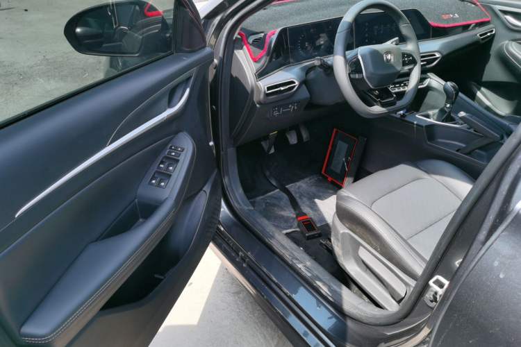 Used CHANGAN Eado 2025 PLUS 1.5L Manual Luxury Edition Driver Seat