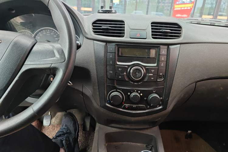 Used Wuling Hongguang 2015 1.5L S Basic Version China V Standard Audio And AC Panel