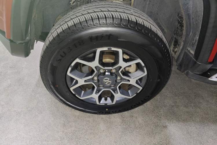 Used BAIC Off-Road BJ40 2018 PLUS 2.3T Automatic Four-Wheel Drive Flagship Version China V Emission Standard Left Front Wheel Hub