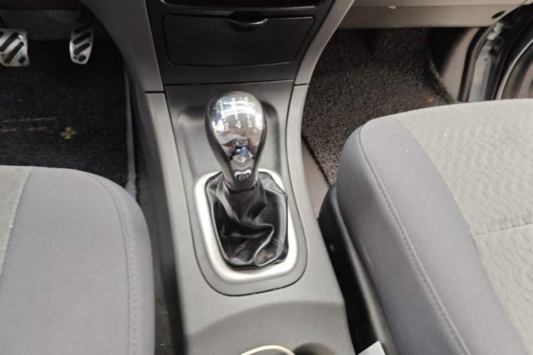 Used Dongfeng Shuaike 2011 1.6L Manual Comfort 7-Seater Gear Lever