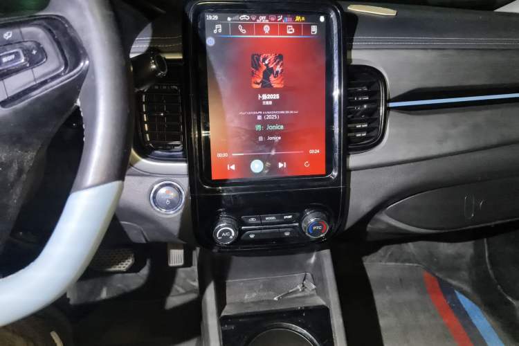 Used Chery QQ Little Ant 2022 Restyled Version Sweet Pink Edition Half-Sugar Version 30.6 kWh 30 kW 301 km Audio And AC Panel