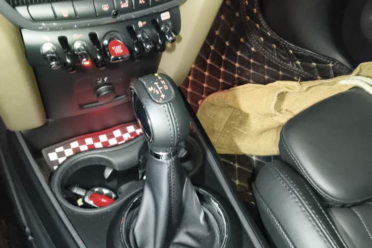 Used MINI Countryman 2018 2.0T COOPER S ALL4 Artist Gear Lever