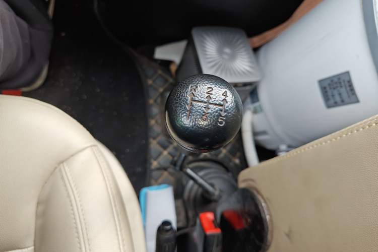 Used Iveco Daily 2020 2.5T A35 Passenger Van Single-Tire Mid-Roof Design 5-9 Seats with Sliding Side Door Meeting China V Emission Standards