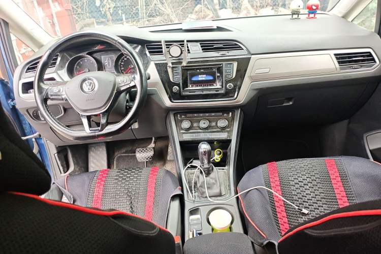 Used Volkswagen Touran 2016 Volkswagen Touran L 280TSI DSG Comfort Edition Center Console