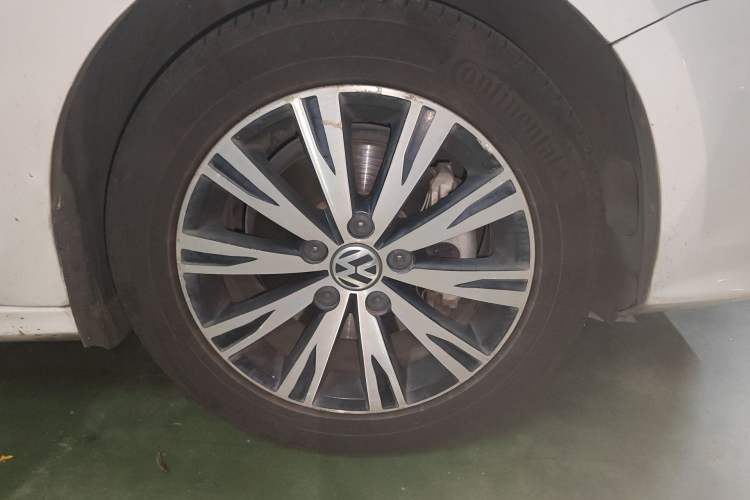 Used Volkswagen Sagitar 2015 230TSI Automatic Comfort Version Right Front Wheel Hub