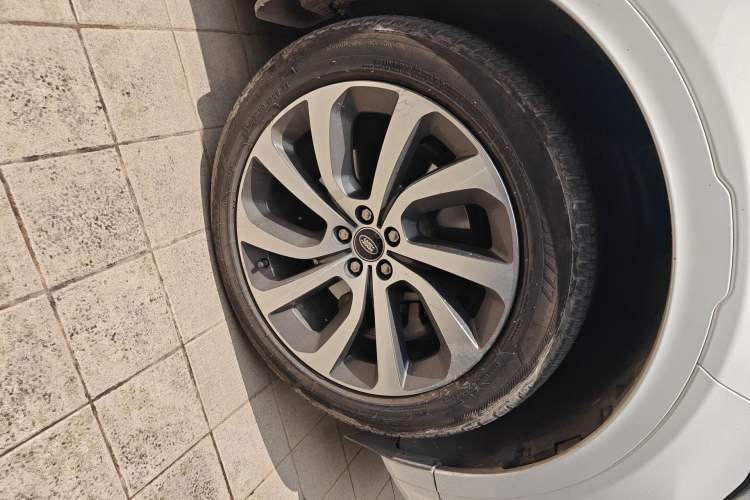 Used Land Rover Discovery Sport 2022 Revised Version 249 PS R-Dynamic S Performance Edition 5 Seats Right Front Wheel Hub