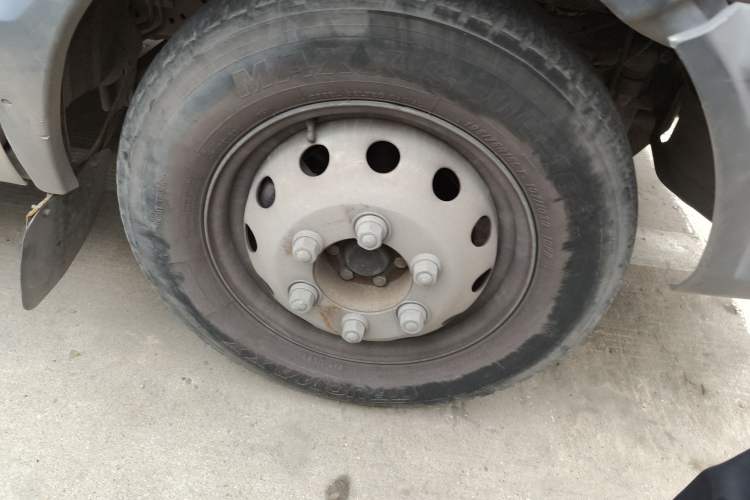 Used Iveco Daily 2020 2.8T V35 Box Truck with Dual Tires Low Roof 3 Seats China VI Emission Standard