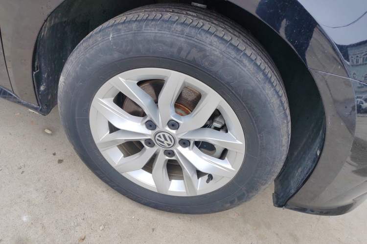 Used Volkswagen Passat  Right Front Wheel Hub