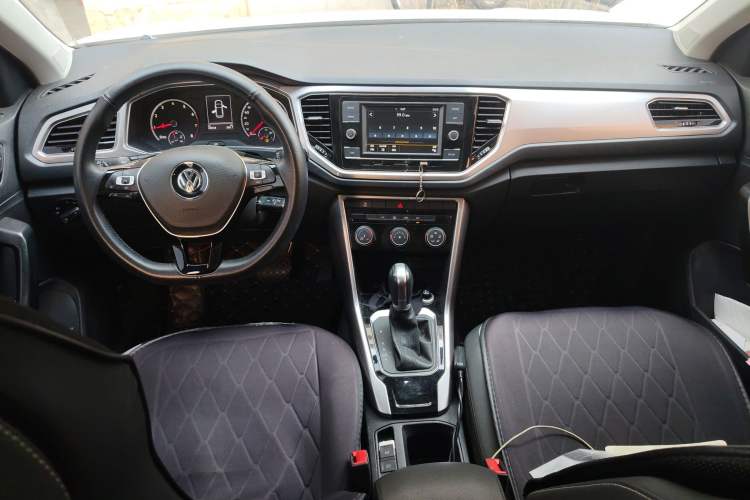 Used Volkswagen T-ROC 2019 230TSI DSG Two-Wheel-Drive Advanced Version China VI Standard Center Console