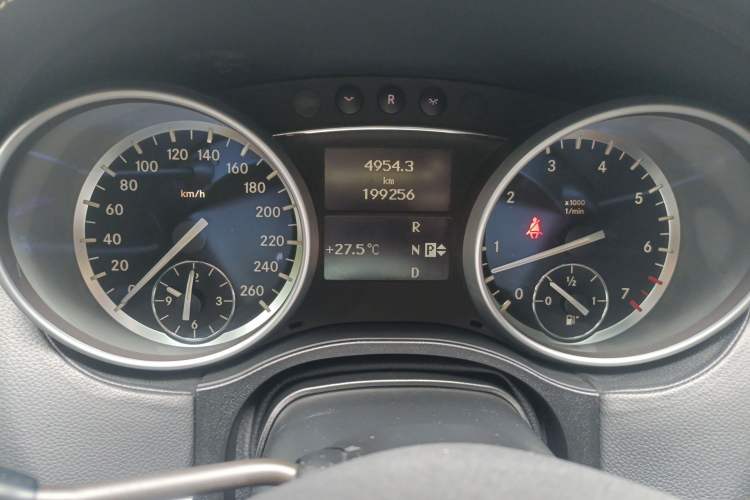 Used Mercedes-Benz M-Class 2010 ML 500 4MATIC Odometer Close Up