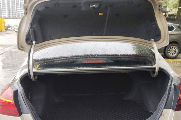 Used Geely Auto Emgrand 2019 Leading Edition 1.5L CVT Upward-Connected Model China VI Standard Trunk