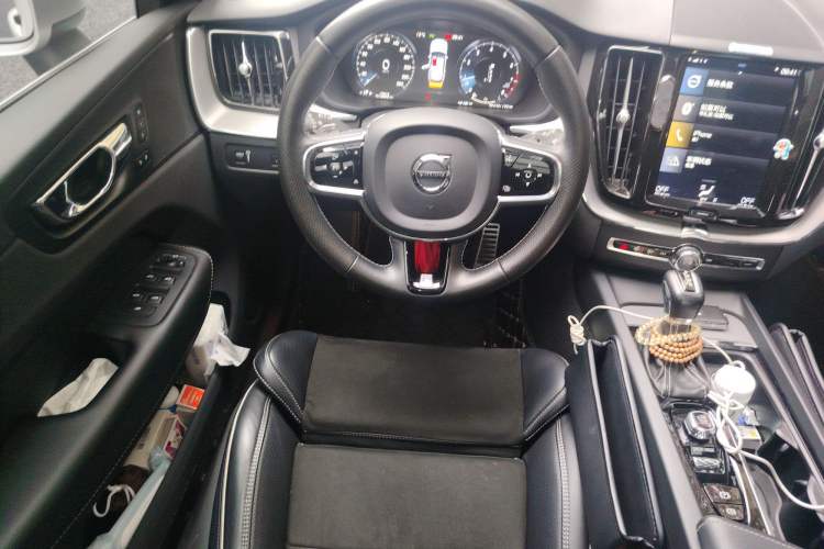 Used Volvo XC60 2019 T5 4x4 Smart & Dynamic Sport Edition China VI Standard