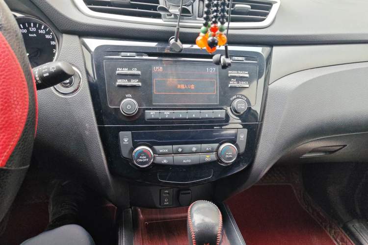 Used Nissan X-Trail 2014 2.0L CVT Comfort Edition 2WD Audio And AC Panel