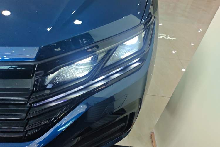 Used Volkswagen Touareg 2021 3.0 TSI Luxury Edition Black Diamond Sport Package Left Front Headlight