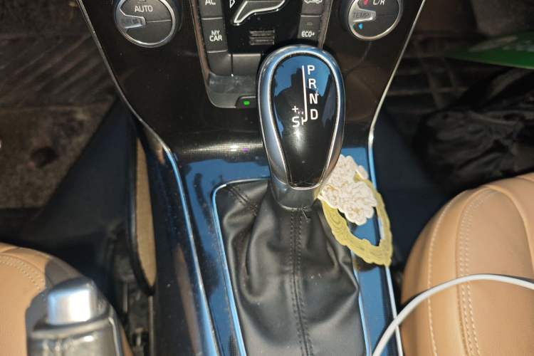 Used Volvo V40 2017 T3 Zhiyi Edition
