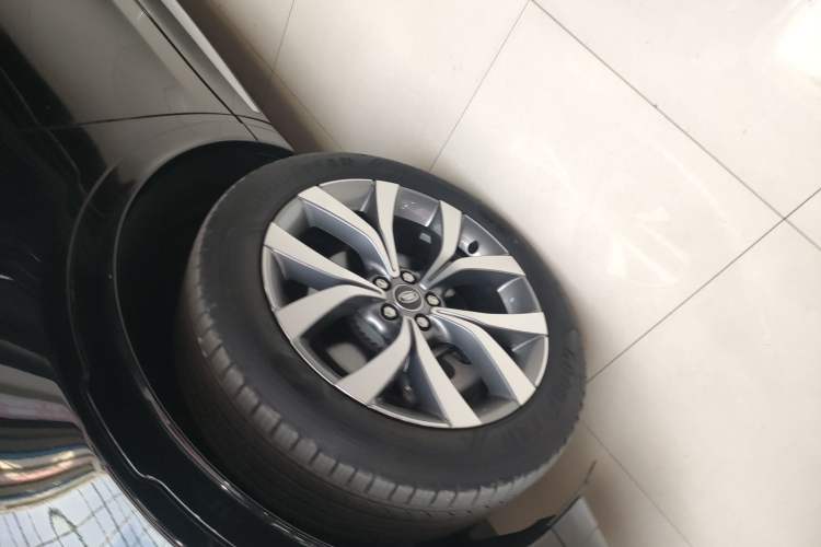 Used Land Rover Discovery Sport 2025 249 PS Performance Tech Edition Left Front Wheel Hub