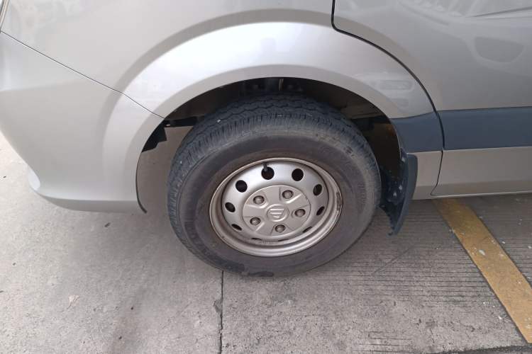 Used Foton Toano 2023 Joy Elephant Multi-Function 2.0T Manual Long-Wheelbase Mid-Roof Model with Single Rear Tire Available in 5/6/7/9-Seater Configurations