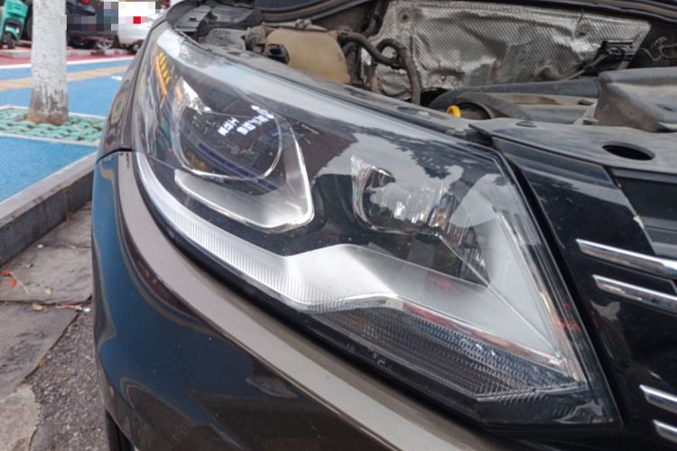 Used Volkswagen Tiguan 2015 1.8TSI Manual Two-Wheel-Drive Limited Edition Right Front Headlight