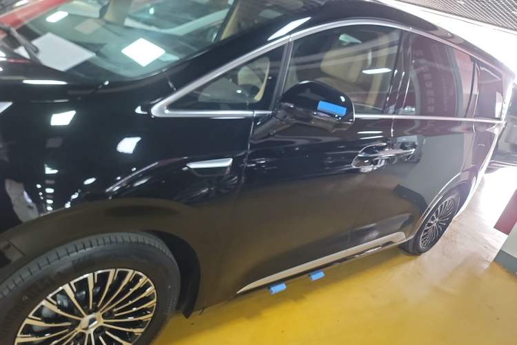 Used Denza D9 2025 DM-i Smart Drive 1020 Four-Wheel Drive Premium Model
