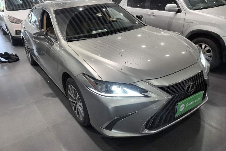 Used Lexus ES 2022 200 Excellence Edition Front Right 45 Deg
