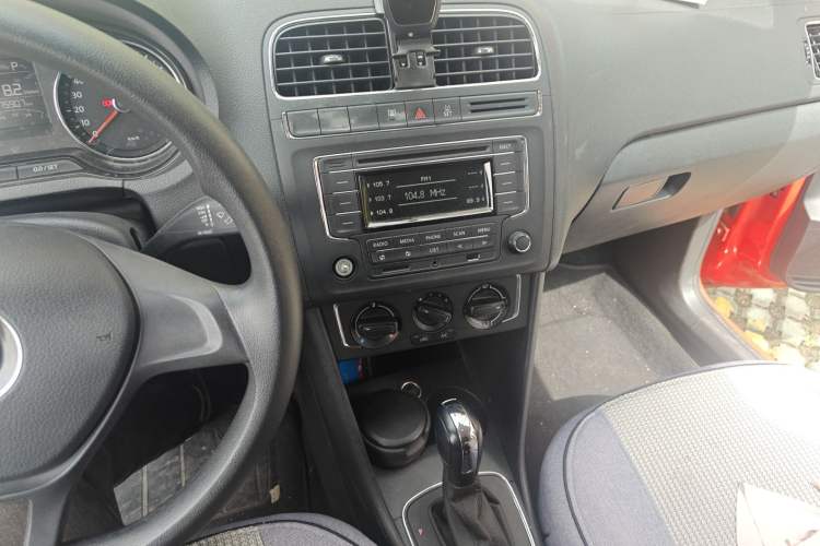 Used Volkswagen Polo 2014 1.4L Automatic Comfort Edition Audio And AC Panel