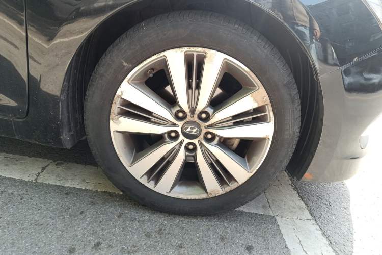 Used Hyundai Mistra 2014 1.8L Automatic Deluxe DLX Model Right Front Wheel Hub