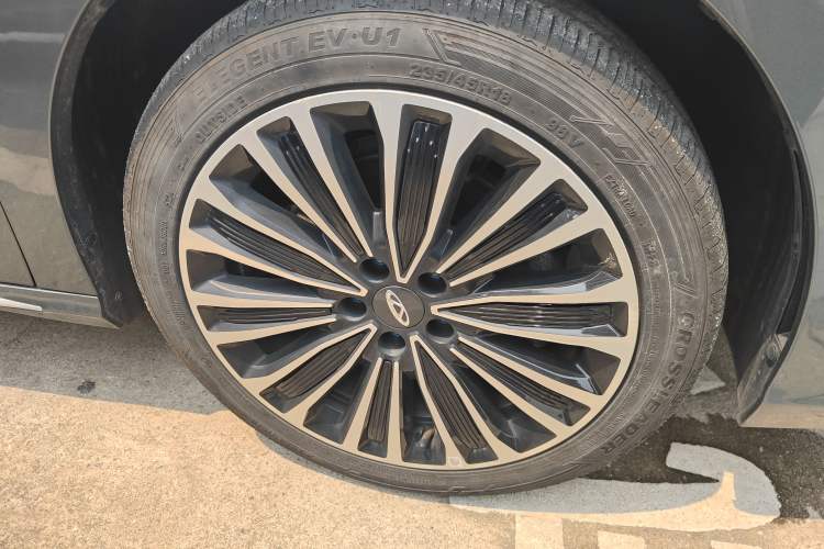 Used Chery Fengyun A8L 2025 1.5 TGDI 145 km Luxury Version Right Front Wheel Hub