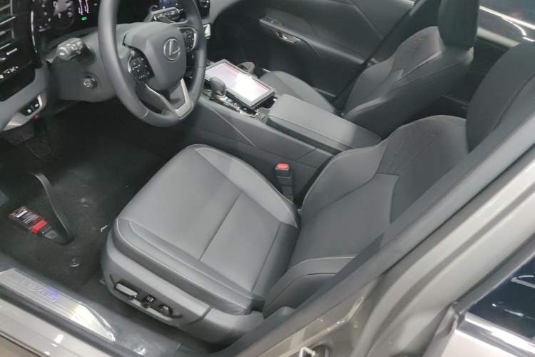 Used Lexus RX 2023 350h Two-Wheel Drive Enjoyment Version