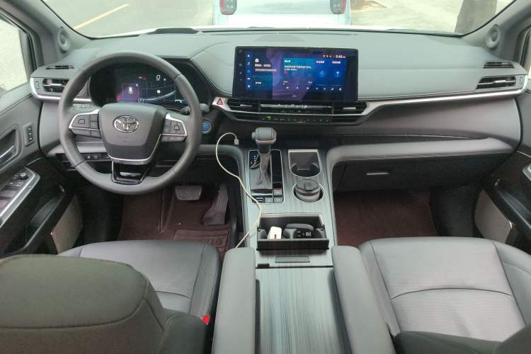 Used Toyota SIENNA 2021 2.5L Hybrid Platinum Edition Center Console