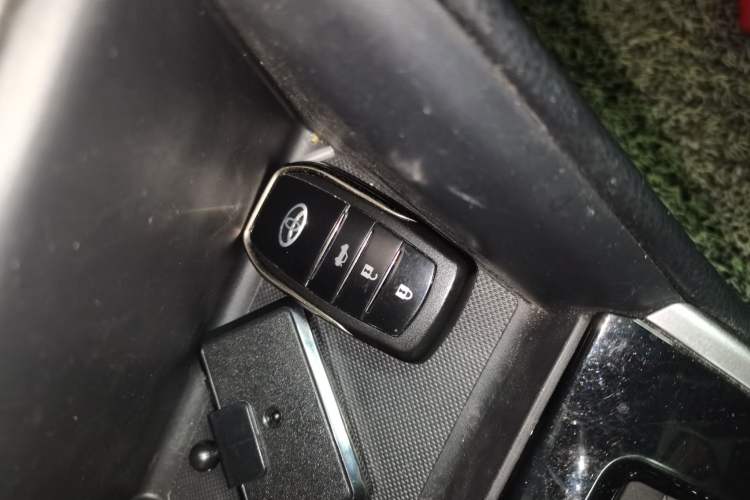 Used Toyota YARiS L Zhi Xiang 2017 1.5G CVT Xuan Dong Skyroof Edition Vehicle Key