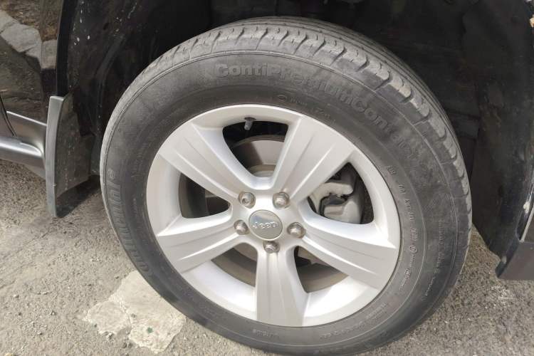 Used Jeep Compass 2014 2.0L two-wheel drive sport version Right Front Wheel Hub