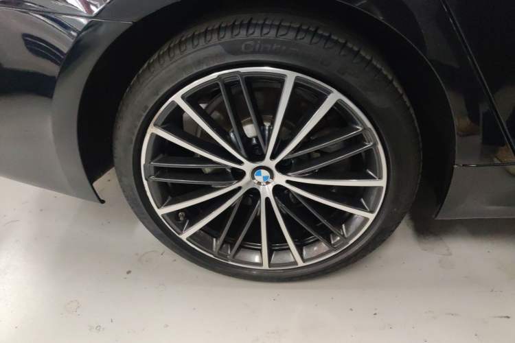 Used BMW 5 Series 2022 Restyled 530Li Leading Edition M Sport Package Right Rear Wheel Hub