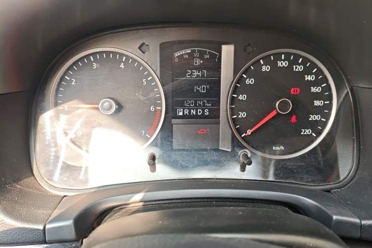 Used Volkswagen Lavida 2011 1.6L Automatic PinYou Edition Odometer Close Up