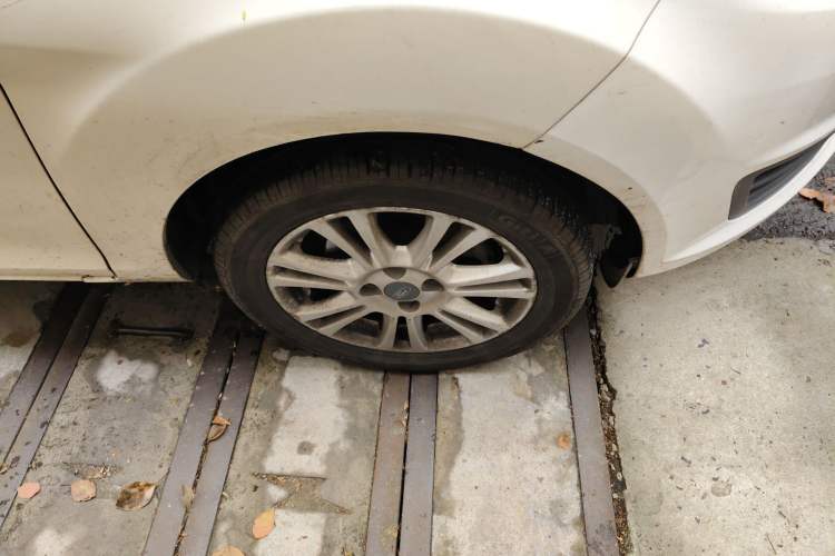 Used Ford Fiesta 2013 Sedan 1.5L Manual Fashion Edition Right Front Wheel Hub