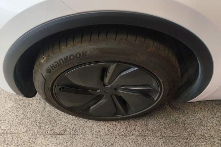 Used Tesla Model Y 2025 Long-Range All-Wheel-Drive Version