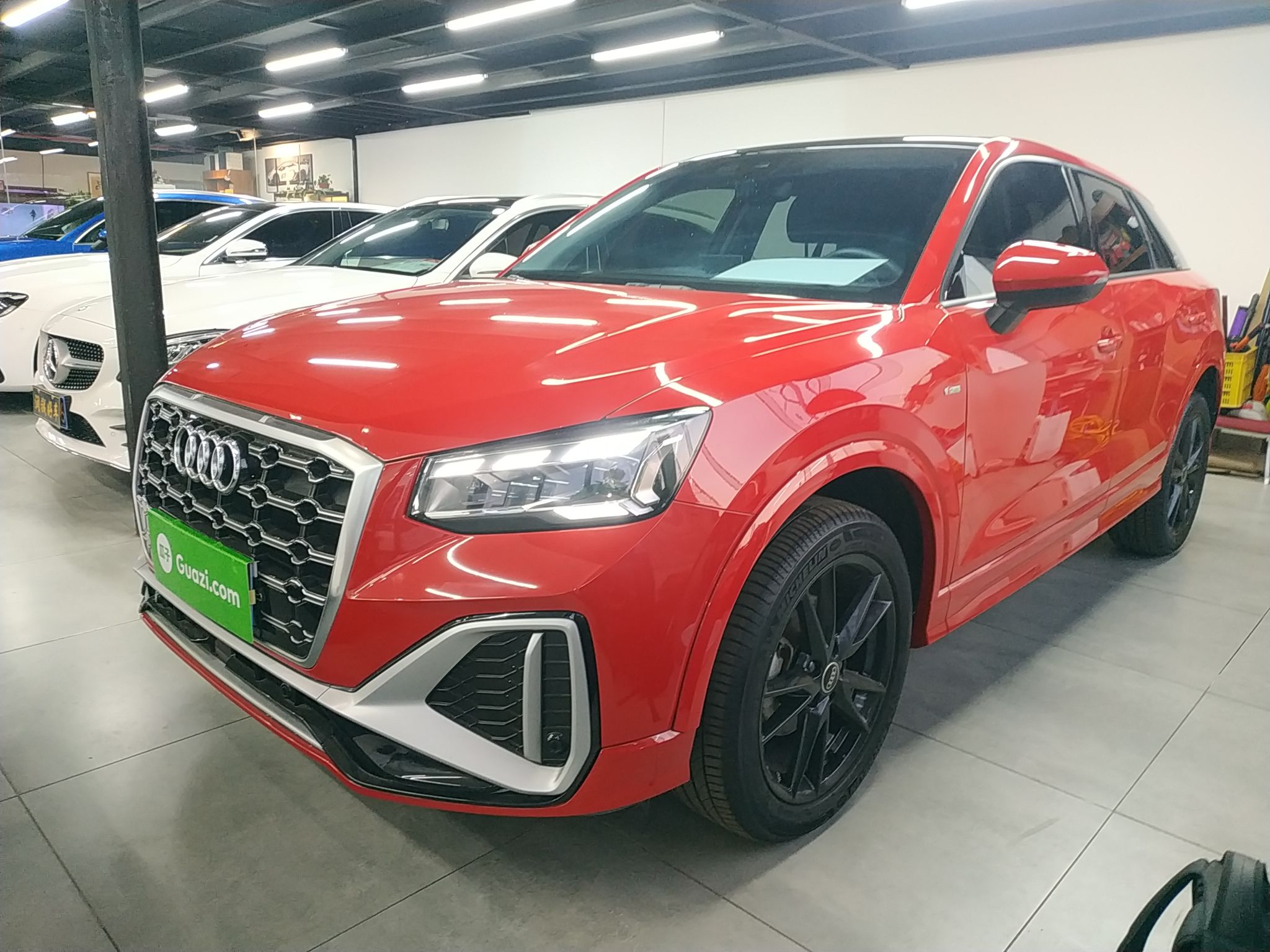 تحت مقدمة السيارة