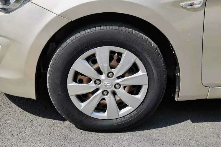 Used Hyundai Verna (older generation) 2014 1.4L Manual Smart GLS Trim Left Front Wheel Hub