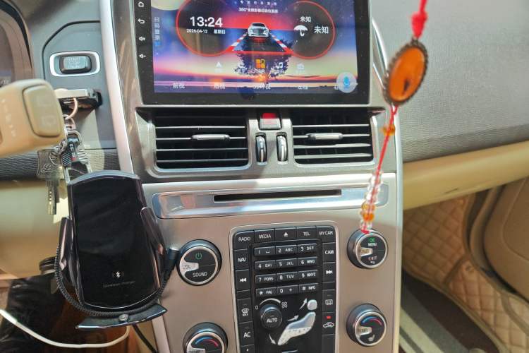 Used Volvo XC60 2012 T5 Comfort Edition Audio And AC Panel