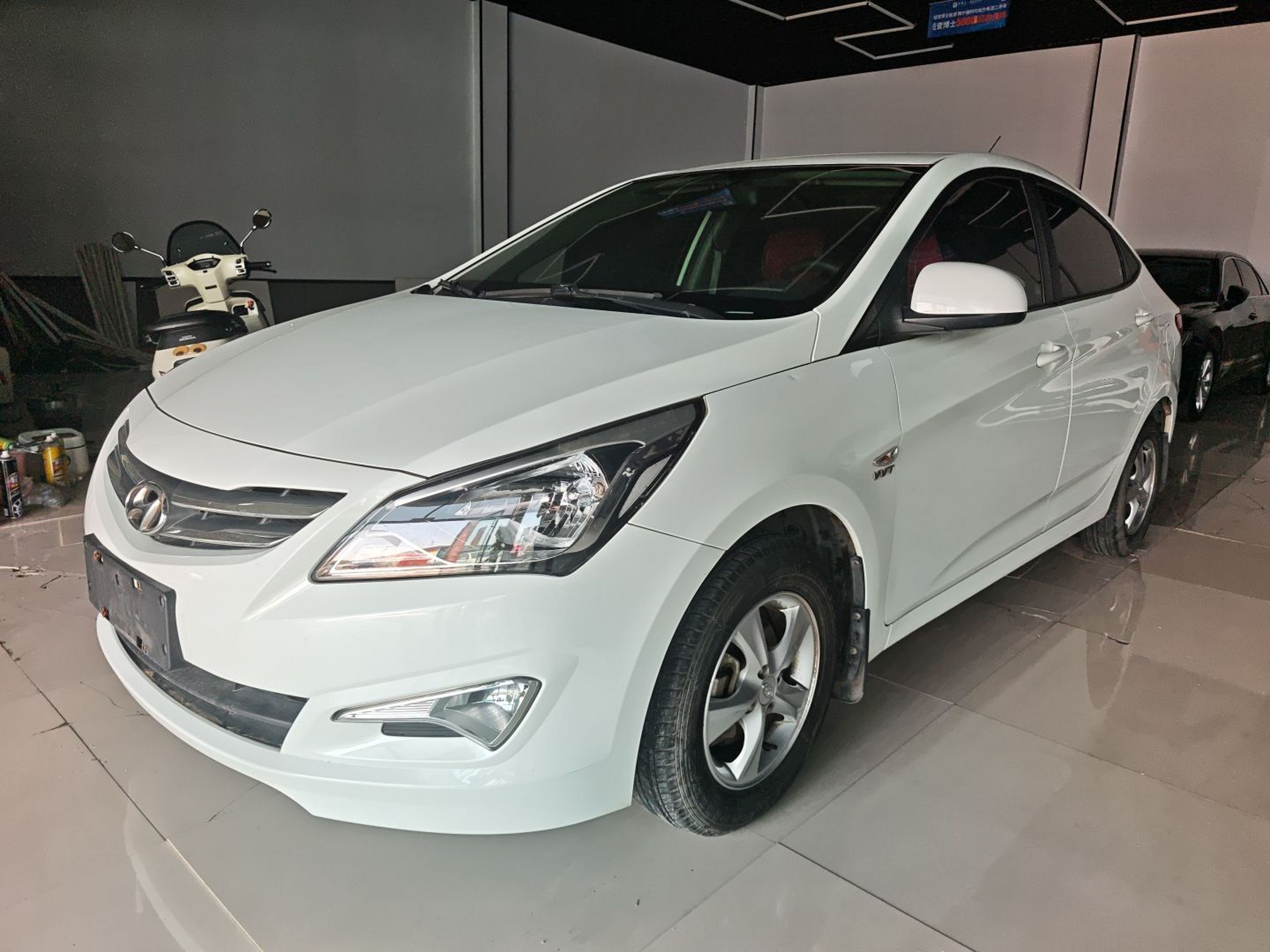 تحت مقدمة السيارة