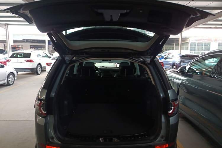 Used Land Rover Discovery Sport 2019 240 PS SE Version China VI Standard Trunk