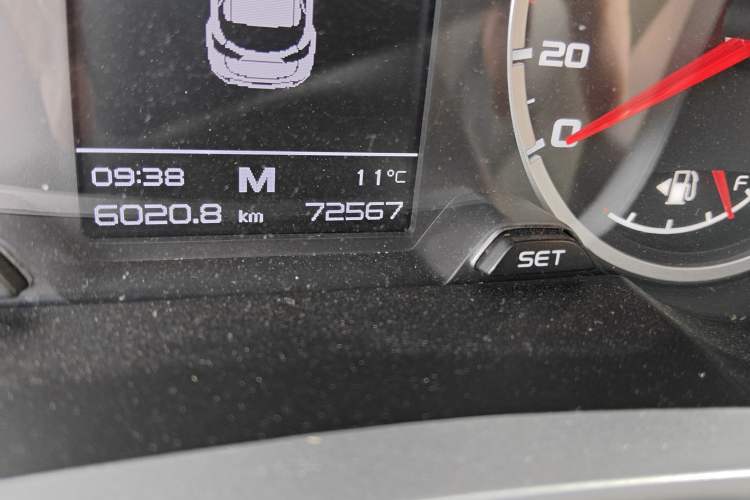 Used Geely Auto Emgrand X7 Sport 2016 1.8TD Manual ZhiShang Model Odometer Close Up