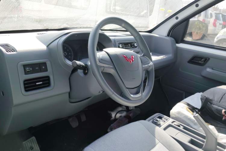 Used Wuling Yangguang 2024 300KM Comfort Version Passenger Van 75kW